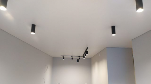 Как правильно выбрать материал для натяжного потолка в Беларуси — сравнение ПВХ и тканевых потолков