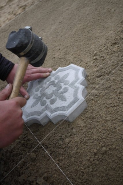 Как положить тротуарную плитку своими руками