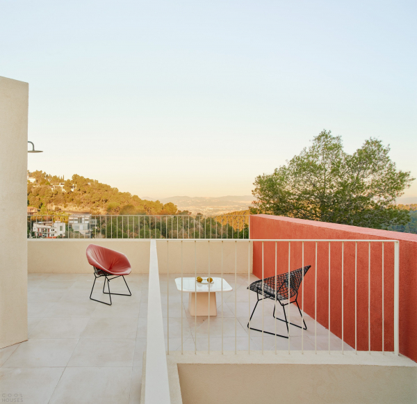 Дом, адаптированный к экстремально крутому склону Дом, адаптированный к экстремально крутому склону