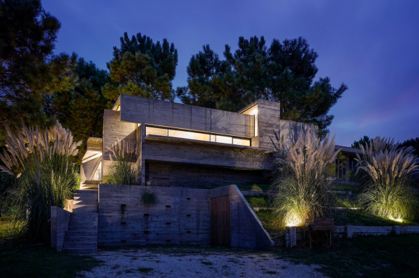 Бетонный дом в природных дюнах Бетонный дом в природных дюнах