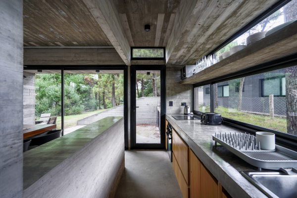 Бетонный дом в природных дюнах Бетонный дом в природных дюнах