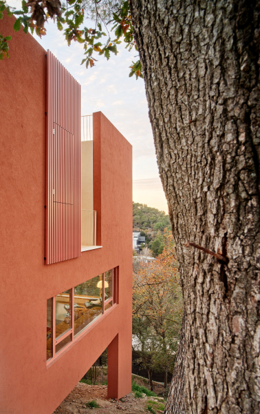 Дом, адаптированный к экстремально крутому склону Дом, адаптированный к экстремально крутому склону