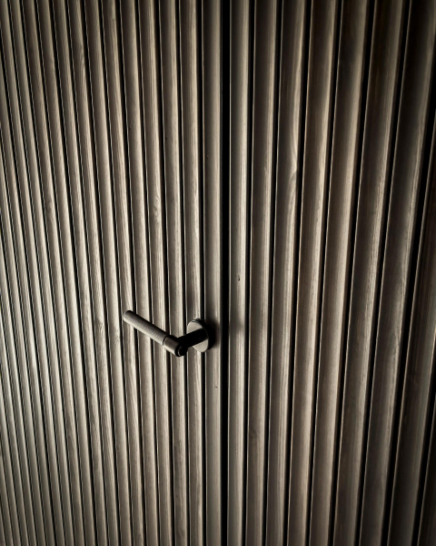 Современная вилла в суровом скандинавском ландшафте Современная вилла в суровом скандинавском ландшафте