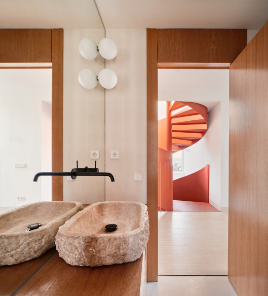 Дом, адаптированный к экстремально крутому склону Дом, адаптированный к экстремально крутому склону