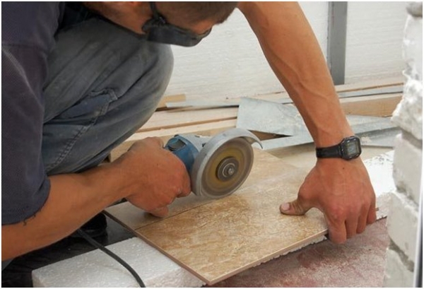 Как правильно укладывать плитку на пол и стену Как правильно укладывать плитку на пол и стену