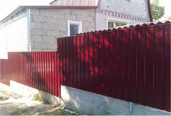 Как сделать забор из профнастила своими руками