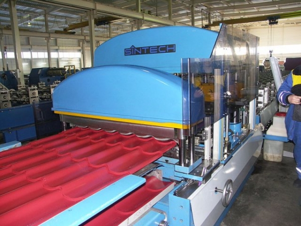 Что лучше: металлочерепица или профнастил для кровли Что лучше: металлочерепица или профнастил для кровли