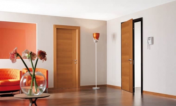 Металлические двери, отделанные дубом – двери для элитных помещений