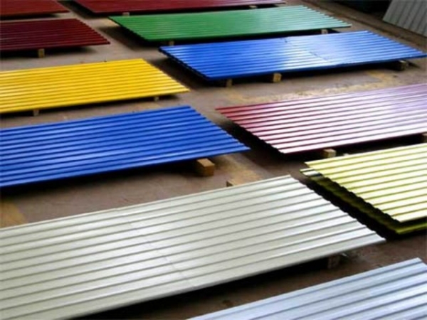 Что лучше: металлочерепица или профнастил для кровли Что лучше: металлочерепица или профнастил для кровли