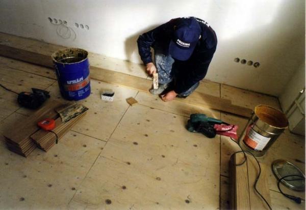 Как выровнять деревянный пол фанерой