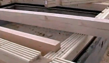 Крепление деревянных балок к стенам сруба бани Крепление деревянных балок к стенам сруба бани