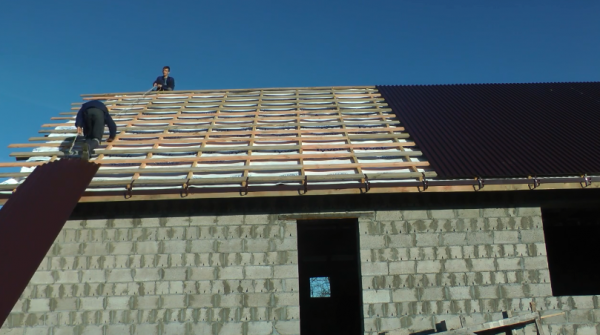 Правила монтажа профнастила на крышу