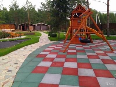 Резиновая плитка для дачи: особенности и установка