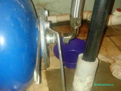 Проржавел фланец гидроаккумулятора насосной станции. Что делать?
Проржавел фланец гидроаккумулятора насосной станции. Что делать?