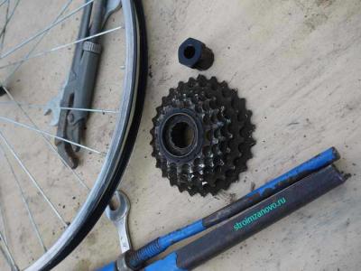 Как поменять заднее колесо на скоростном велосипеде
Как поменять заднее колесо на скоростном велосипеде