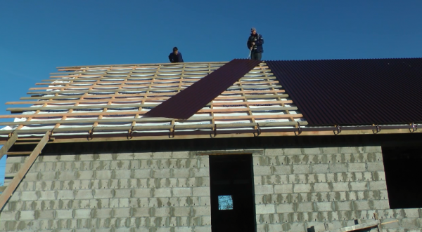 Правила монтажа профнастила на крышу