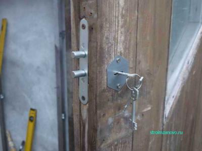 Как установить дверной замок и защёлку своими руками
Как установить дверной замок и защёлку своими руками
