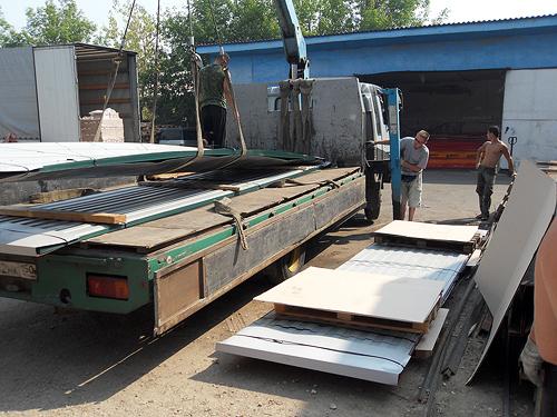 Правила монтажа профнастила на крышу