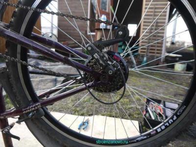 Как поменять заднее колесо на скоростном велосипеде
Как поменять заднее колесо на скоростном велосипеде