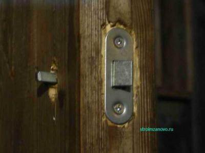 Как установить дверной замок и защёлку своими руками
Как установить дверной замок и защёлку своими руками