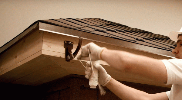 Как правильно установить водостоки на крыше