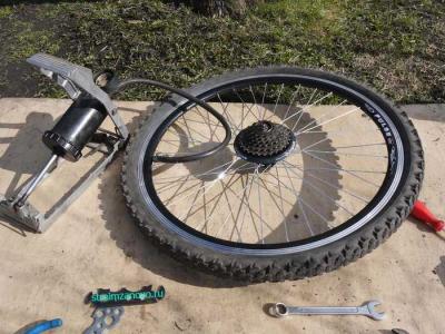 Как поменять заднее колесо на скоростном велосипеде
Как поменять заднее колесо на скоростном велосипеде