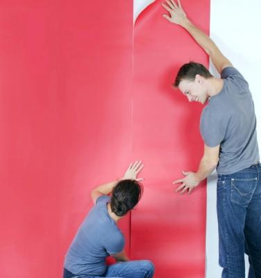 Откуда начинать клеить обои в комнате — все способы поклейки + инструкции