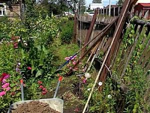 Как построить забор из профлиста своими руками: этапы подготовки и видео пример самостоятельного строительства забора из профлиста Как построить забор из профлиста своими руками: этапы подготовки и видео пример самостоятельного строительства забора из профлиста