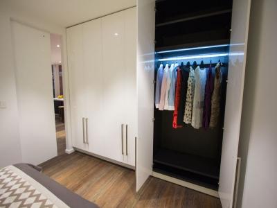 Подсветка шкафов на кухне и шкафов-купе светодиодной лентой Подсветка шкафов на кухне и шкафов-купе светодиодной лентой