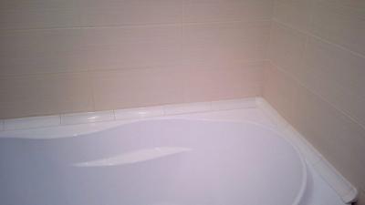 Как заделать стык между ванной и стеной