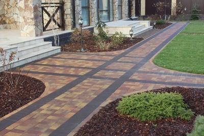 Укладка тротуарной брусчатки — выбор материала, схемы, пошаговая инструкция