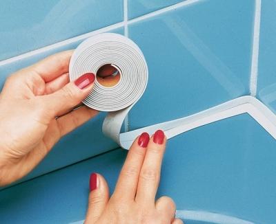 Как заделать стык между ванной и стеной