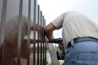 Как построить забор из профлиста своими руками: этапы подготовки и видео пример самостоятельного строительства забора из профлиста Как построить забор из профлиста своими руками: этапы подготовки и видео пример самостоятельного строительства забора из профлиста