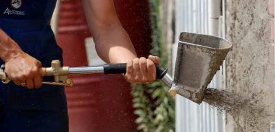 Как клеить жидкие обои — на стену, потолок, пошаговая инструкция, фото