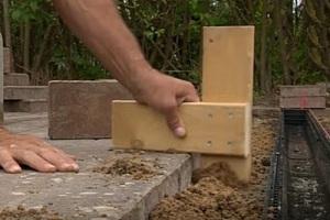 Отвод воды от фундамента дома: делаем отвод воды своими руками с фото инструкциями Отвод воды от фундамента дома: делаем отвод воды своими руками с фото инструкциями