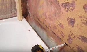 Как заделать стык между ванной и стеной