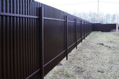 Как построить забор из профлиста своими руками: этапы подготовки и видео пример самостоятельного строительства забора из профлиста Как построить забор из профлиста своими руками: этапы подготовки и видео пример самостоятельного строительства забора из профлиста