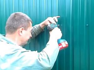 Как построить забор из профлиста своими руками: этапы подготовки и видео пример самостоятельного строительства забора из профлиста Как построить забор из профлиста своими руками: этапы подготовки и видео пример самостоятельного строительства забора из профлиста