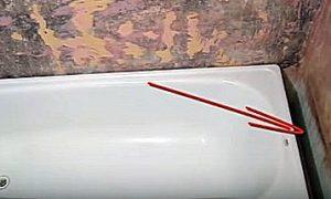 Как заделать стык между ванной и стеной