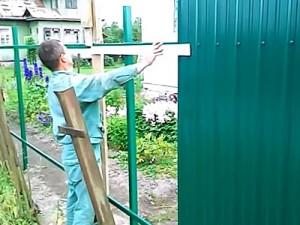 Как построить забор из профлиста своими руками: этапы подготовки и видео пример самостоятельного строительства забора из профлиста Как построить забор из профлиста своими руками: этапы подготовки и видео пример самостоятельного строительства забора из профлиста