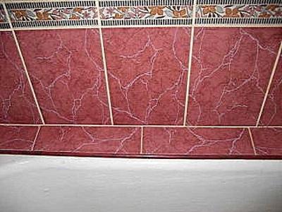 Как заделать стык между ванной и стеной