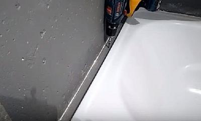 Как заделать стык между ванной и стеной