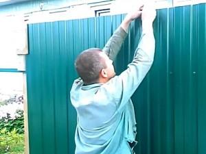 Как построить забор из профлиста своими руками: этапы подготовки и видео пример самостоятельного строительства забора из профлиста Как построить забор из профлиста своими руками: этапы подготовки и видео пример самостоятельного строительства забора из профлиста