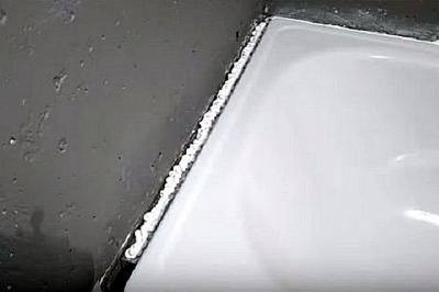 Как заделать стык между ванной и стеной