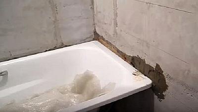 Как заделать стык между ванной и стеной