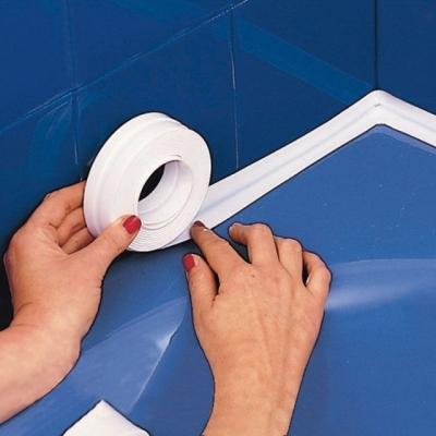 Как заделать стык между ванной и стеной