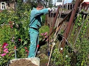 Как построить забор из профлиста своими руками: этапы подготовки и видео пример самостоятельного строительства забора из профлиста Как построить забор из профлиста своими руками: этапы подготовки и видео пример самостоятельного строительства забора из профлиста