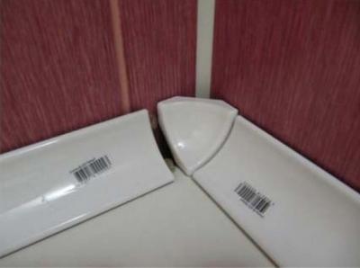 Как заделать стык между ванной и стеной