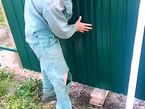 Как построить забор из профлиста своими руками: этапы подготовки и видео пример самостоятельного строительства забора из профлиста Как построить забор из профлиста своими руками: этапы подготовки и видео пример самостоятельного строительства забора из профлиста