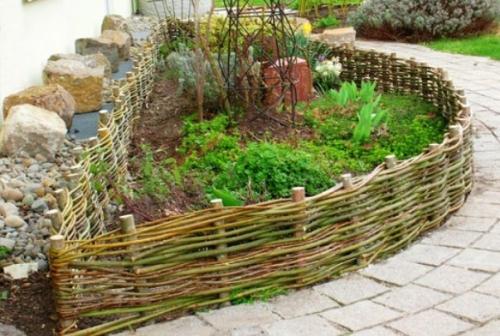 Как оградить клумбу